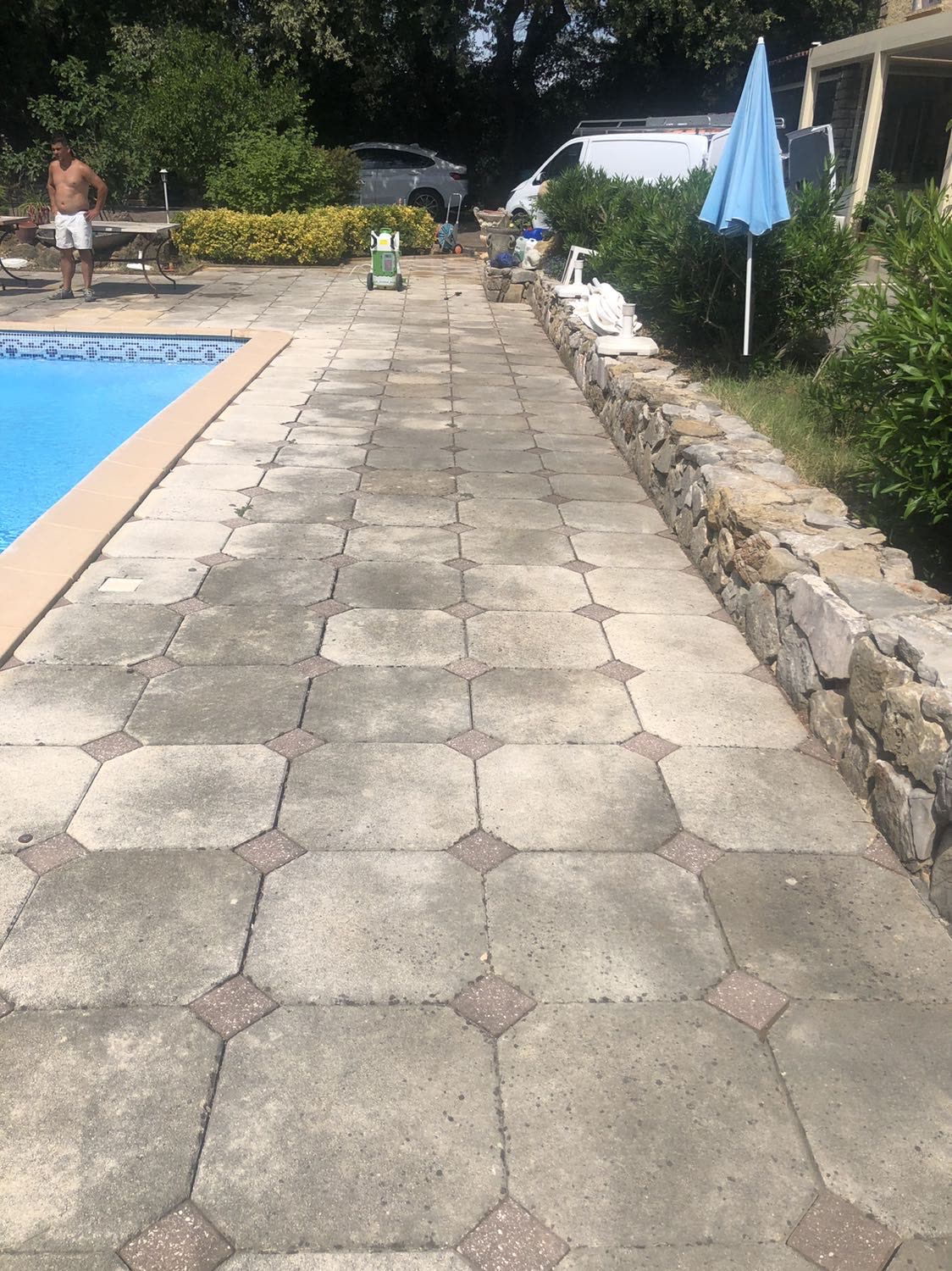 Plage de piscine en dallage grisé et encrassé avant nettoyage