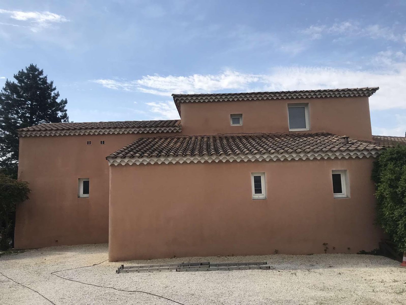 Façade ocre d'une villa provençale nettoyée dans le Golfe de Saint-Tropez